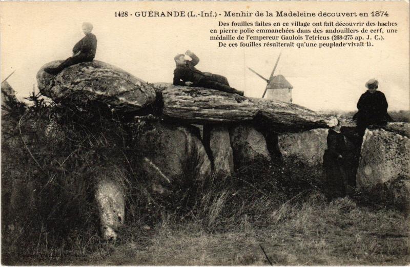 Carte postale ancienne Guerande Menhir de la Madeleine
