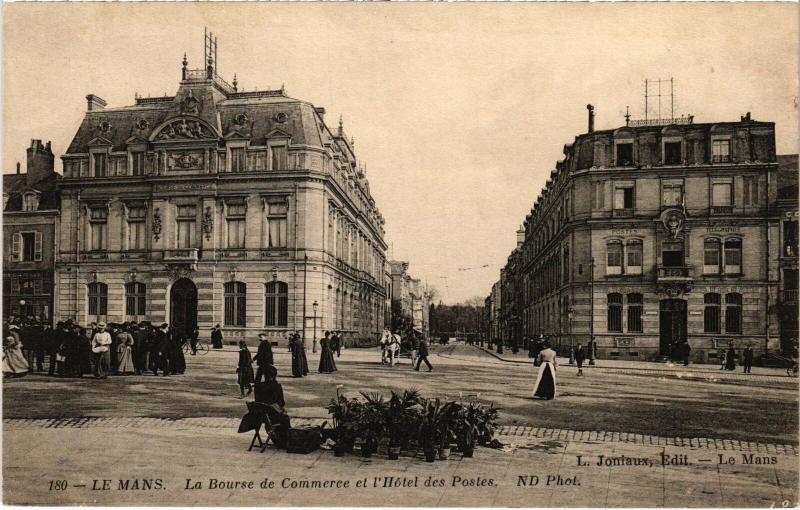 Carte postale ancienne Le Mans La Bourse de Commerce et l'Hotel des Postes France au Mans