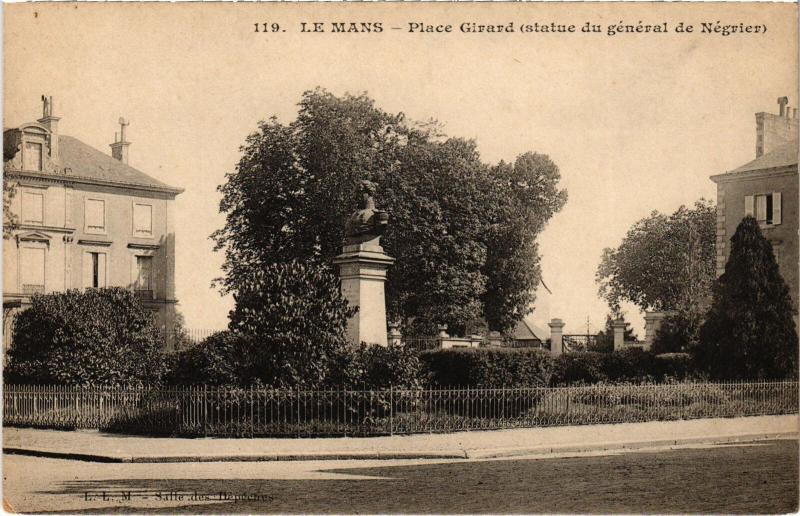 Carte postale ancienne Le Mans Place Girard - Statue du General de Negrier France au Mans