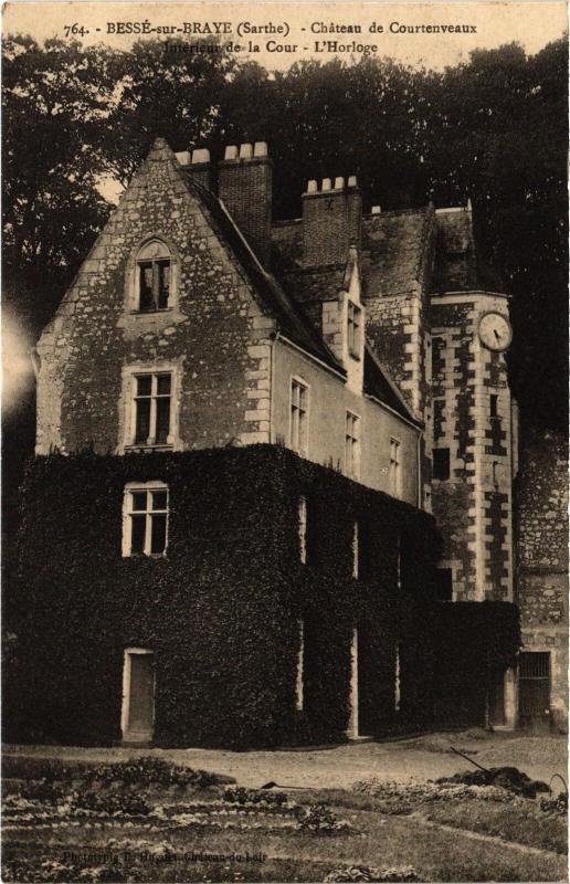 Carte postale ancienne Besse-sur-Braye Chateau de Courtenveaux - Cour - horloge France