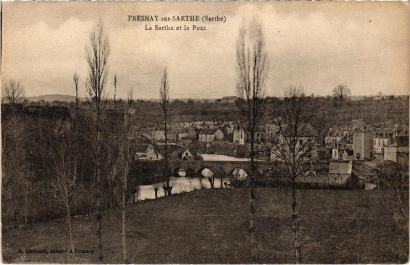 Carte postale ancienne Fresnay-sur-Sarthe La Sarthe et le Pont France à Fresnay-sur-Sarthe