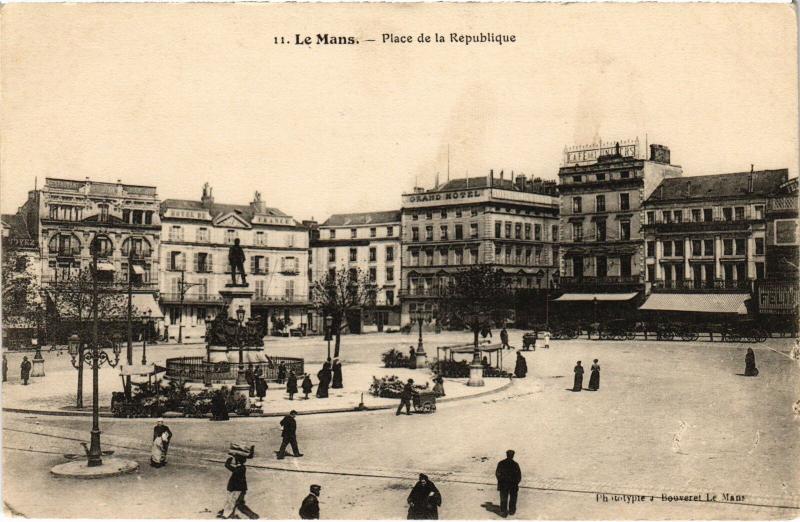 Carte postale ancienne Le Mans Place de la Republique France au Mans