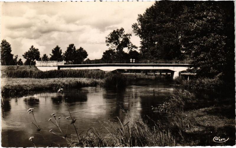 Carte postale ancienne Besse-sur-Braye Bords de la Braye - Pont Rouge France