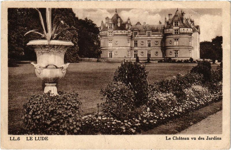 Carte postale ancienne Le Lude Chateau - Vu des Jardins France au Lude