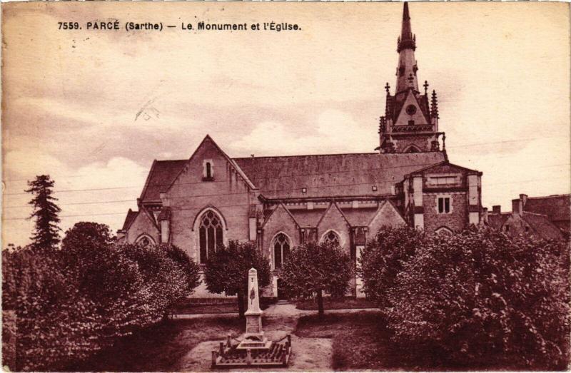 Carte postale ancienne Parce Le Monument et l'Eglise France