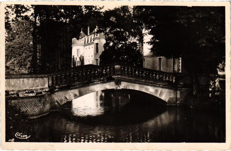 Carte postale ancienne Malicorne-sur-Sarthe Chateau de Malicorne et Pont France à Malicorne-sur-Sarthe