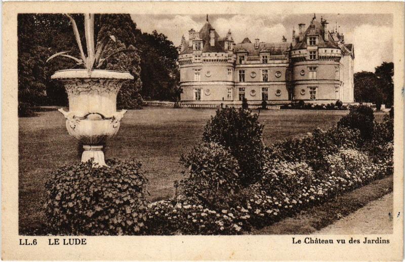 Carte postale ancienne Le Lude Chateau - Vu des Jardins France au Lude