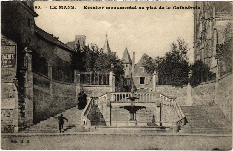 Carte postale ancienne Le Mans Escalier Monumental au Pied de la Cathedrale France au Mans