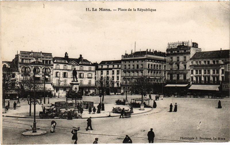 Carte postale ancienne Le Mans Place de la Republique France au Mans