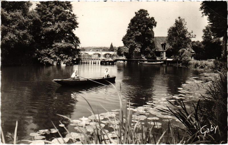 Carte postale ancienne Bazouges-sur-le-Loir Le Pont sur le Loir France
