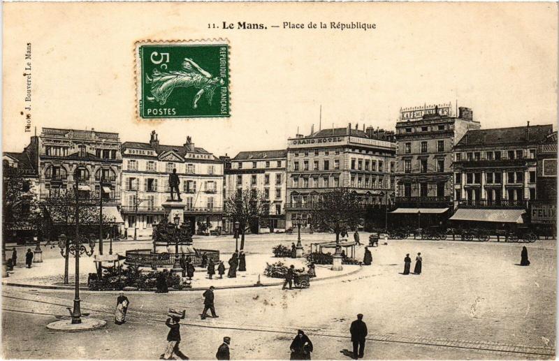 Carte postale ancienne Le Mans Place de la Republique France au Mans