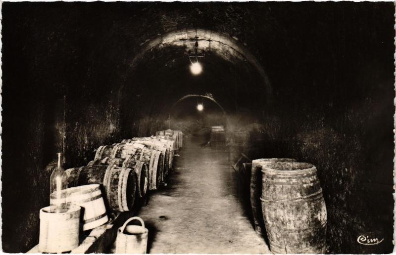 Carte postale ancienne Marcon Cave - Interieur France