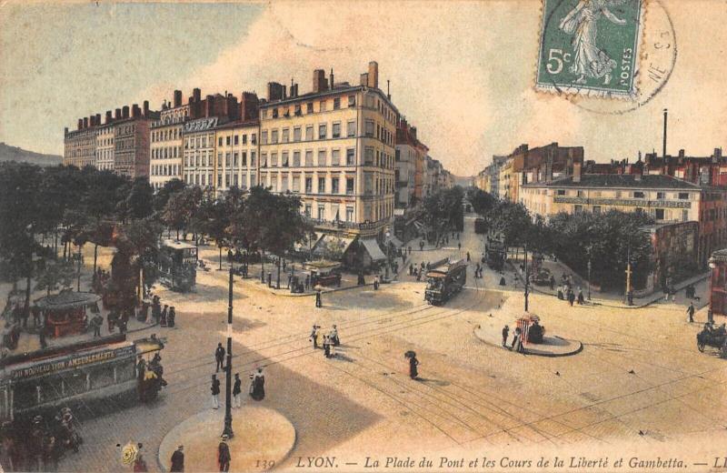 Carte postale ancienne Lyon - La Place Du Pont Et Les Cours De La Liberte Et Gambetta à Lyon