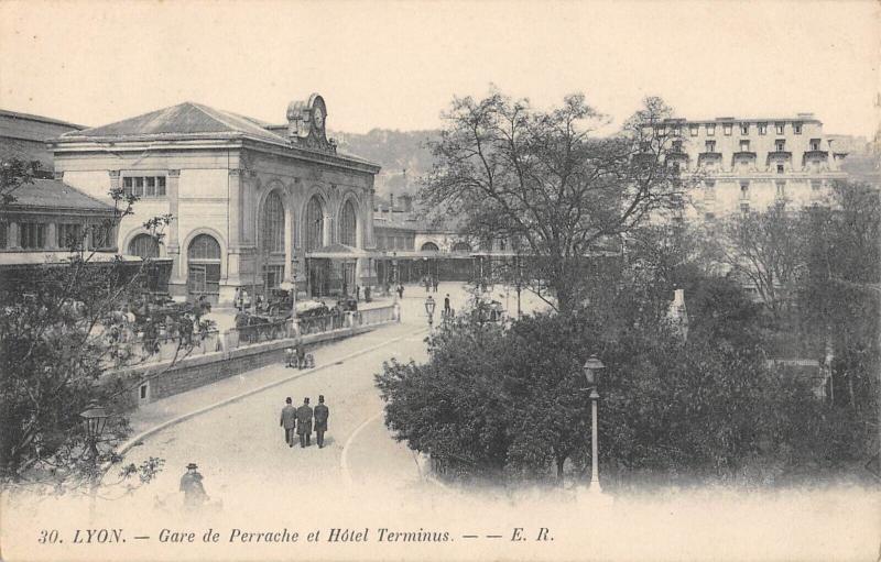 Carte postale ancienne Lyon - Gare De Perrache Et Hotel Terminus à Lyon