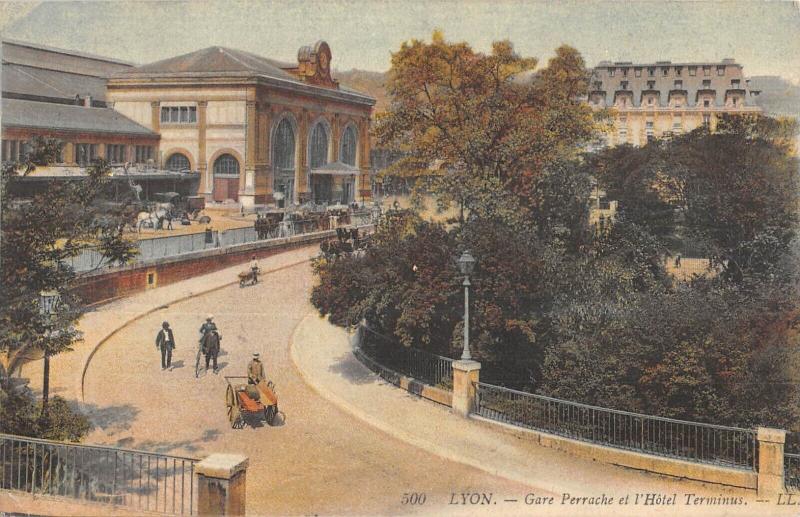 Carte postale ancienne Lyon - Gare Perrache - Hotel Terminus à Lyon