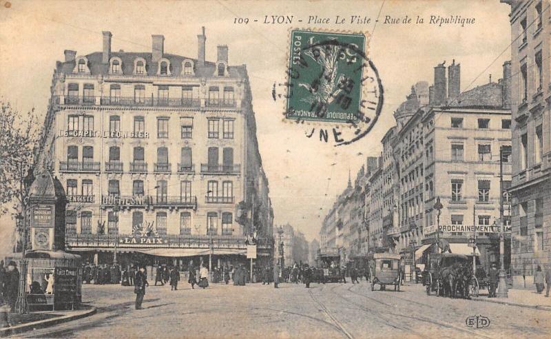 Carte postale ancienne Lyon - Place Le Viste - Rue De La Republique à Lyon