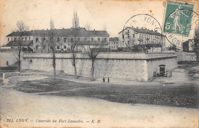 Carte postale ancienne Lyon - Casernes Du Fort Lamothe à Lyon