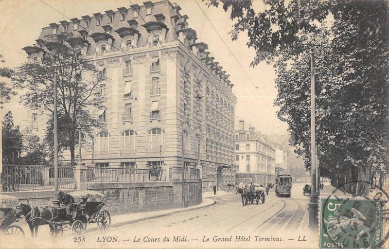 Carte postale ancienne Lyon - Le Cours Du Midi - Le Grand Hotel Terminus à Lyon