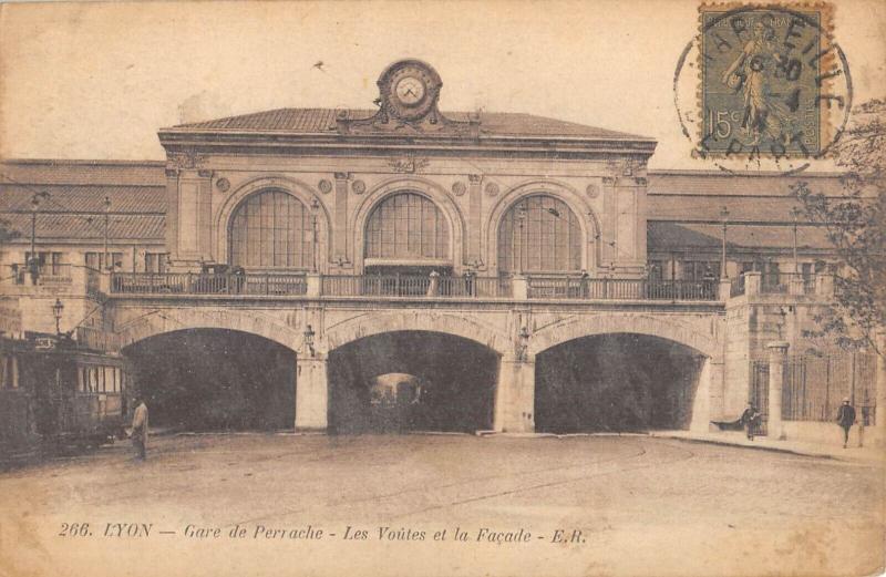 Carte postale ancienne Lyon - Gare De Perrache Et Les Voutes Et La Facade à Lyon