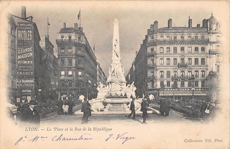 Carte postale ancienne Lyon - La Place Et La Rue De La Republique à Lyon