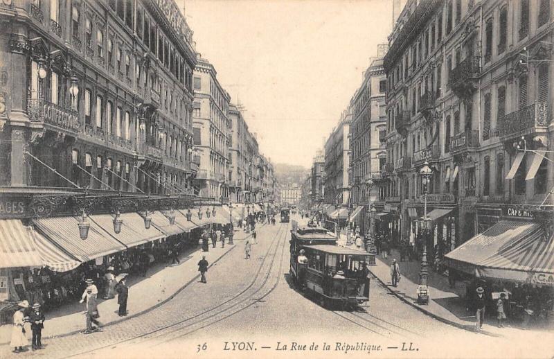 Carte postale ancienne Lyon - La Rue De La Republique à Lyon