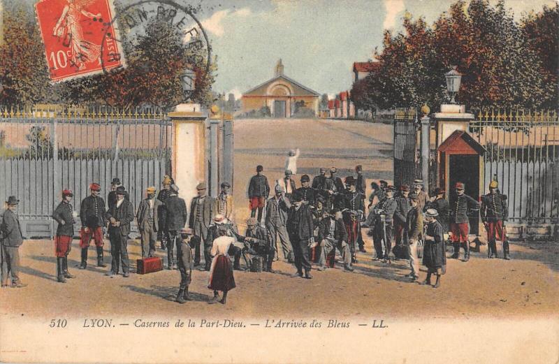 Carte postale ancienne Lyon - Casernes De La Part Dieu - L'Arrivee Des Bleus à Lyon