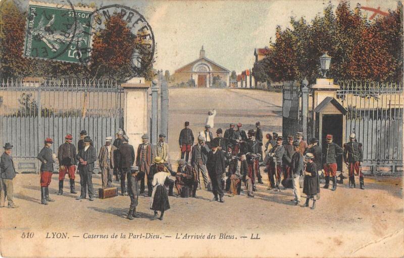 Carte postale ancienne Lyon - Casernes De La Part Dieu - L'Arrivee Des Bleus à Lyon