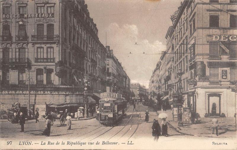 Carte postale ancienne Lyon - La Rue De La Republique - Vue De Bellecour à Lyon