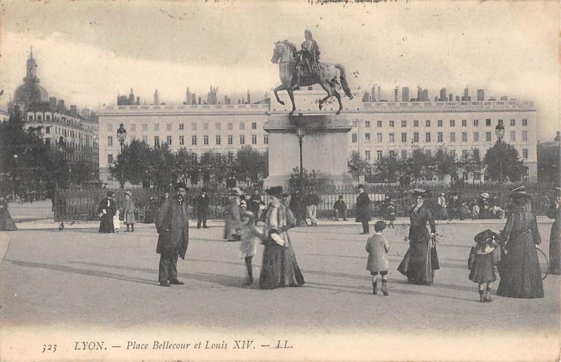Carte postale ancienne Lyon - Place Bellecour Et Louis Xiv à Lyon