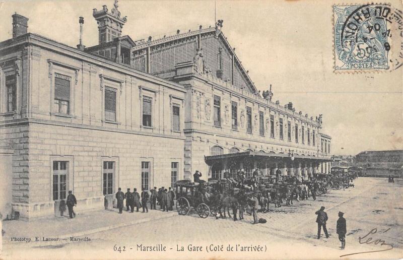 Carte postale ancienne Marseille - La Gare - Cote De L'Arrivee - Attelages à Marseille