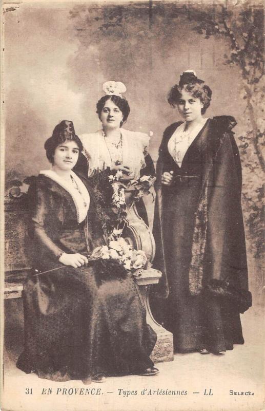 Carte postale ancienne En Provence - Types D'Arlesiennes à Arles