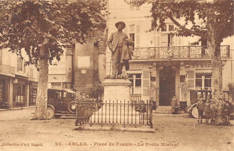 Carte postale ancienne Arles - Place Du Forum - Le Poete Mistral à Arles