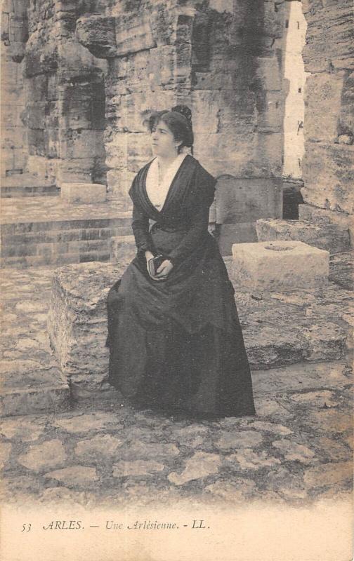 Carte postale ancienne Arles - Une Arlesienne à Arles