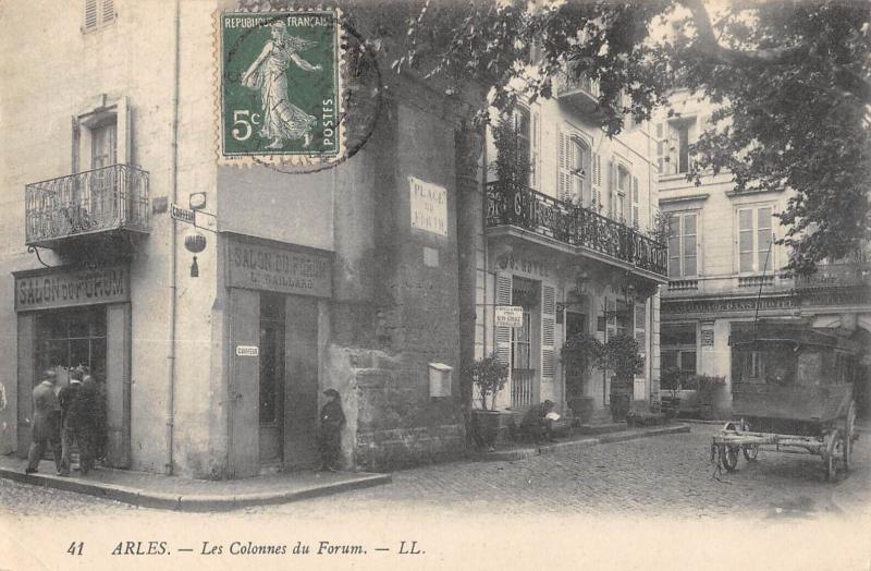 Carte postale ancienne Arles - Les Colonnes Du Forum à Arles