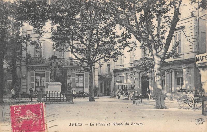 Carte postale ancienne Arles - La Place Et Hotel Du Forum à Arles