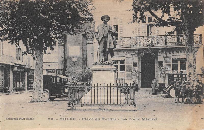 Carte postale ancienne Arles - Place Du Forum - Le Poete Mistral à Arles