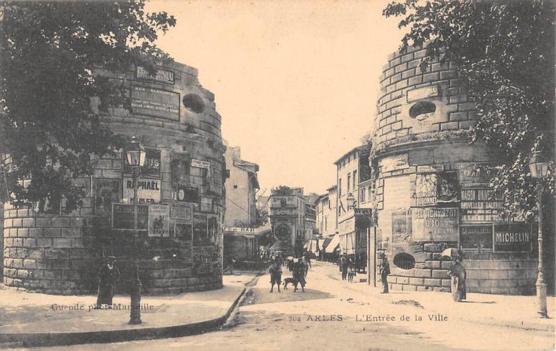 Carte postale ancienne Arles - L'Entree De La Ville à Arles