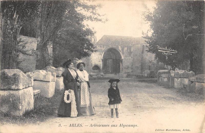 Carte postale ancienne Arles - Arlesiennes Aux Alyscamps à Arles