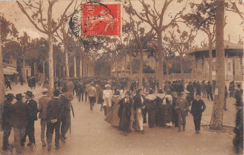 Carte postale ancienne Arles - Promenade Des Lices Et Le Kiosque à Arles