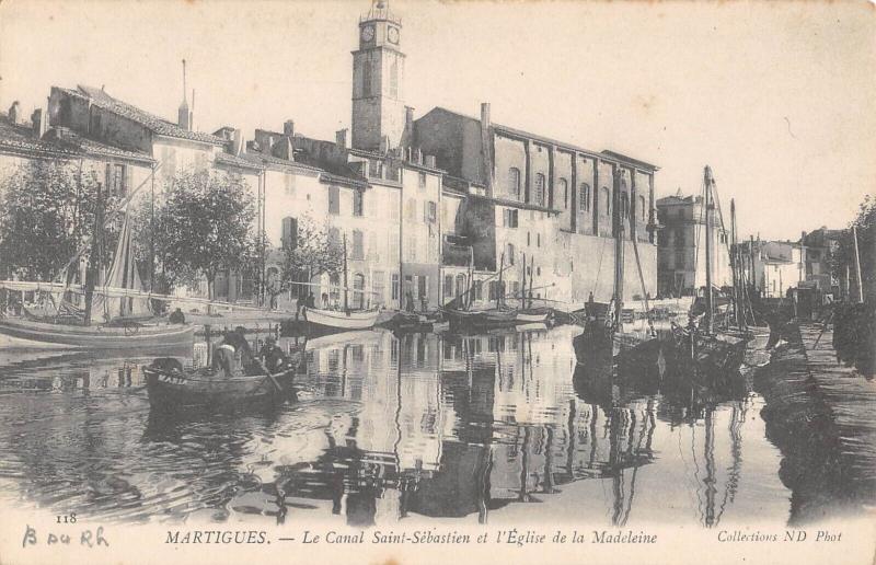 Carte postale ancienne Martigues - Le Canal Saint Sebastien Et Eglise De La Madeleine à Martigues
