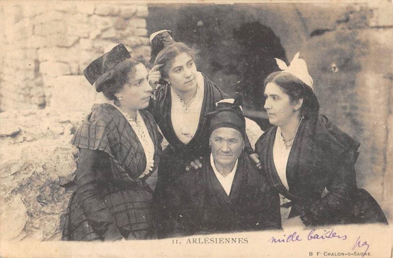 Carte postale ancienne Arlesiennes à Arles