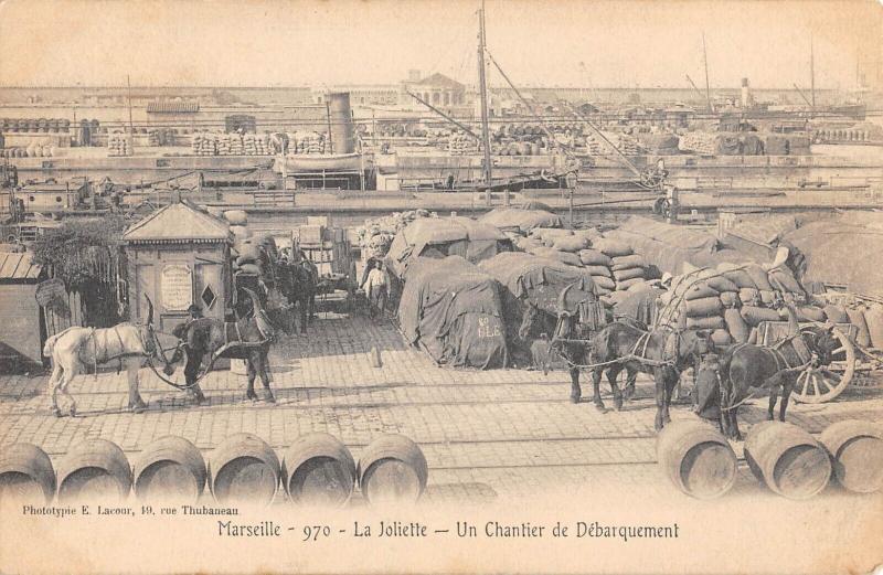 Carte postale ancienne Marseille - La Joliette - Un Chantier De Debarquement - Attelage à Marseille
