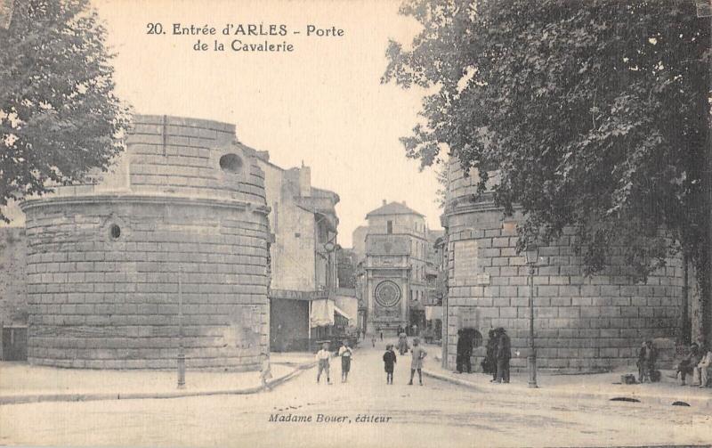 Carte postale ancienne Entree D'Arles - Porte De La Cavalerie à Arles