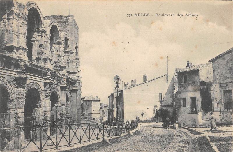 Carte postale ancienne Arles - Boulevard Des Arenes à Arles