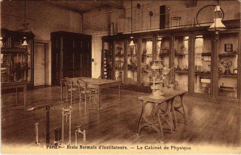 Carte postale ancienne Ecole Normale d'Instituteurs - Le Cabinet de Physique à Paris 16e