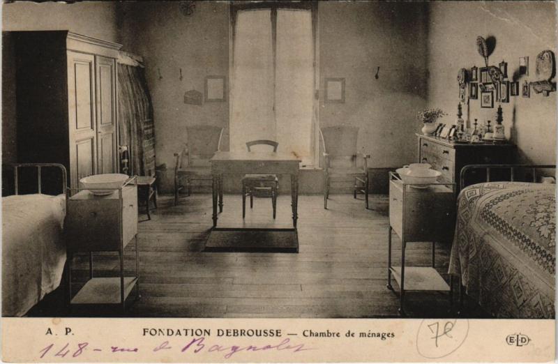 Carte postale ancienne Fondation Debrousse - Chambre de ménages à Paris 20e