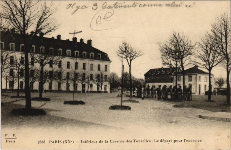 Carte postale ancienne Intérieur de la Caserne des Tourelles - Le départ pour l'exercice à Paris 20e