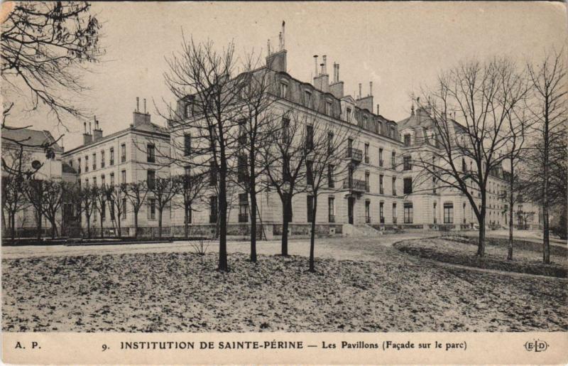Carte postale ancienne Institution de Sainte-Périne - Les Pavillons (Façade sur le parc) à Paris 16e