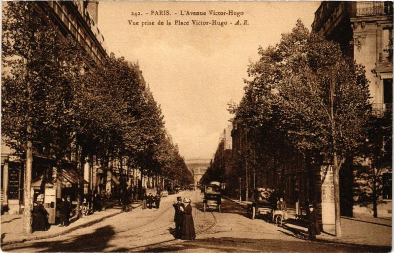 Carte postale ancienne L'Avenue Victor-Hugo - Vue prise de la Place Victor-Hugo à Paris 16e