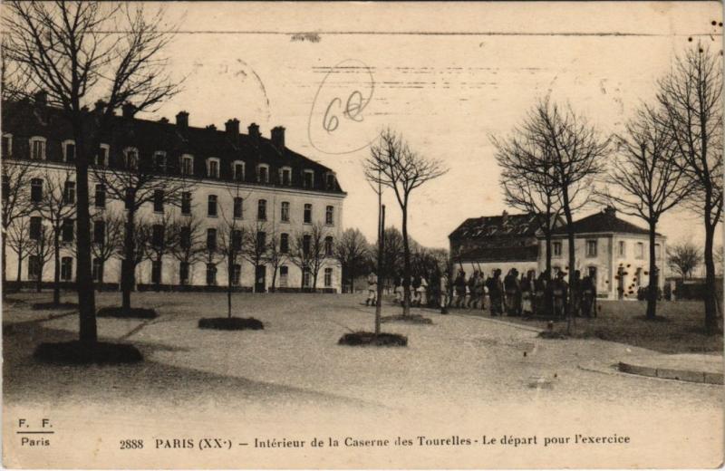 Carte postale ancienne Intérieur de la Caserne des Tourelles - Le départ pour l'exercice à Paris 20e